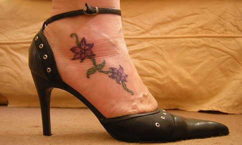 Foot Tattoo Designs on Feminine Tattoo Designs Flower On Foot